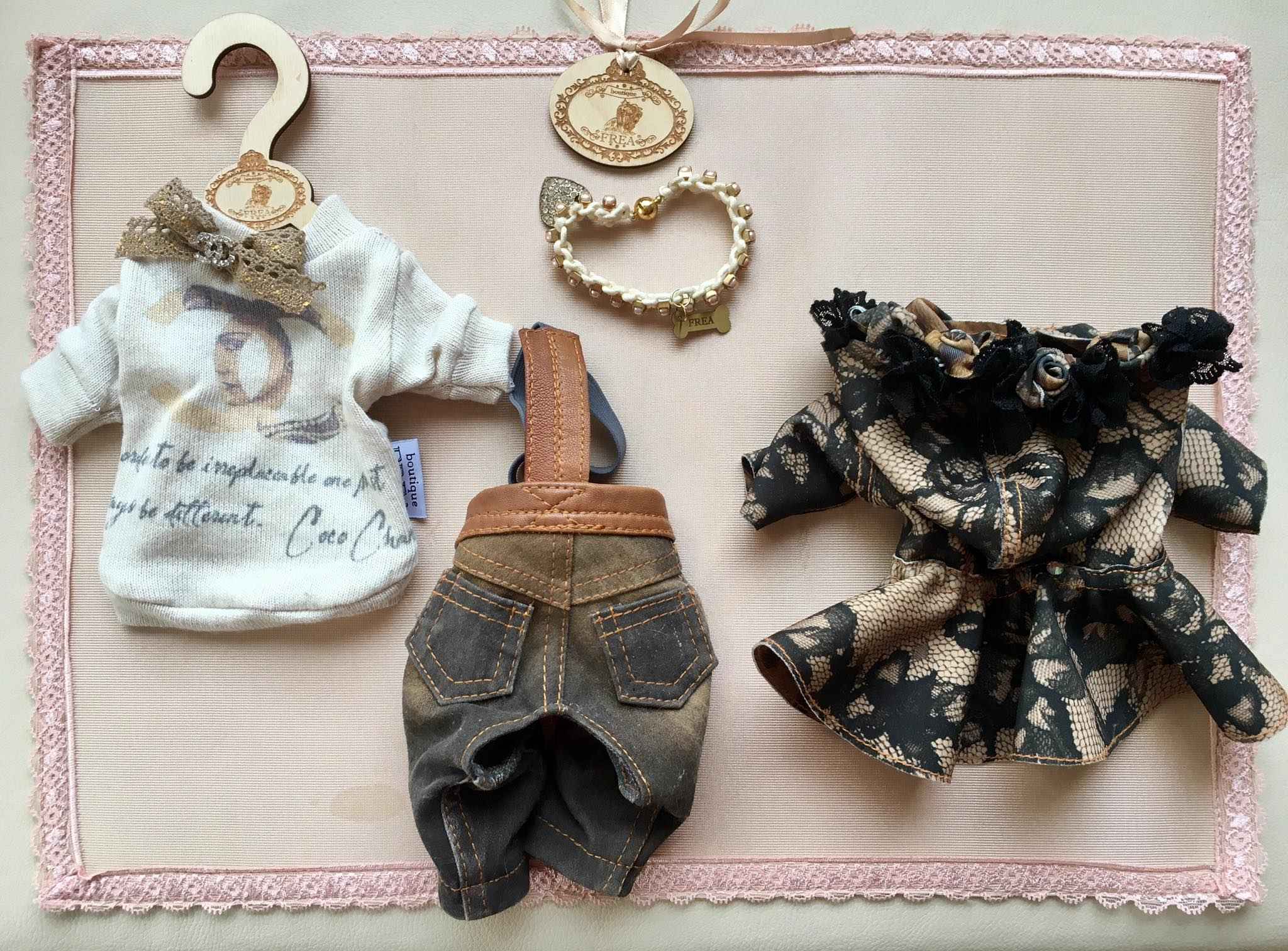 Двулицево преходно палтенце, пуловерче и дънки “My Yorkie Fashion Icon collection by FREA” и нашийниче - бижу "My Summer Glam collection by FREA" 